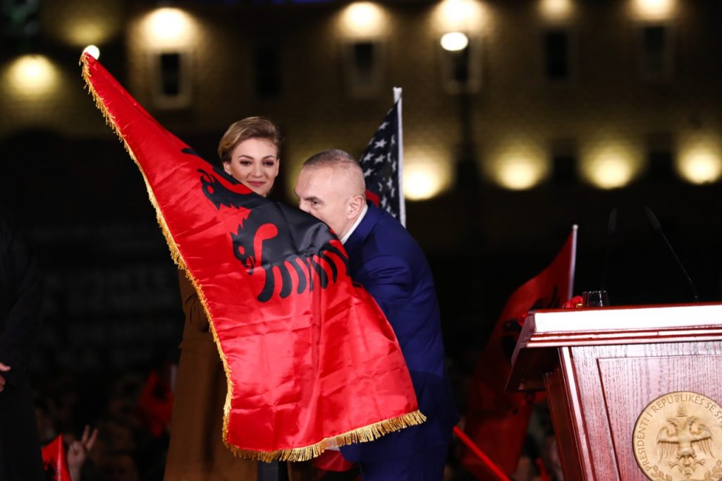 Rama e quajti, Vojo amerikani që puth pa leje flamurin e SHBA. Ja si  përgjigjet Meta! - Ngjarjet e Ditës