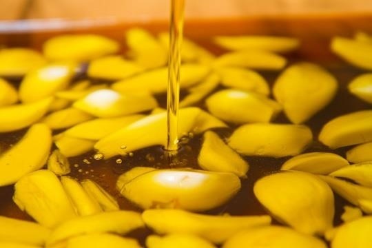 make-garlic-infused-olive-oil-vinegar-home.w654