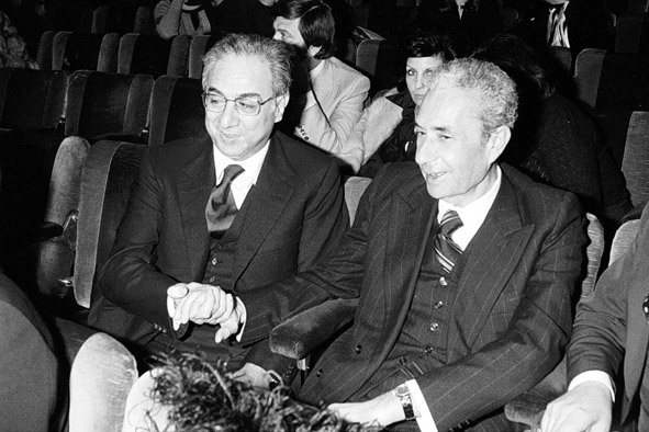 Aldo Moro (djathtas) dhe Ministri i Brendshem Cossiga (majtas)