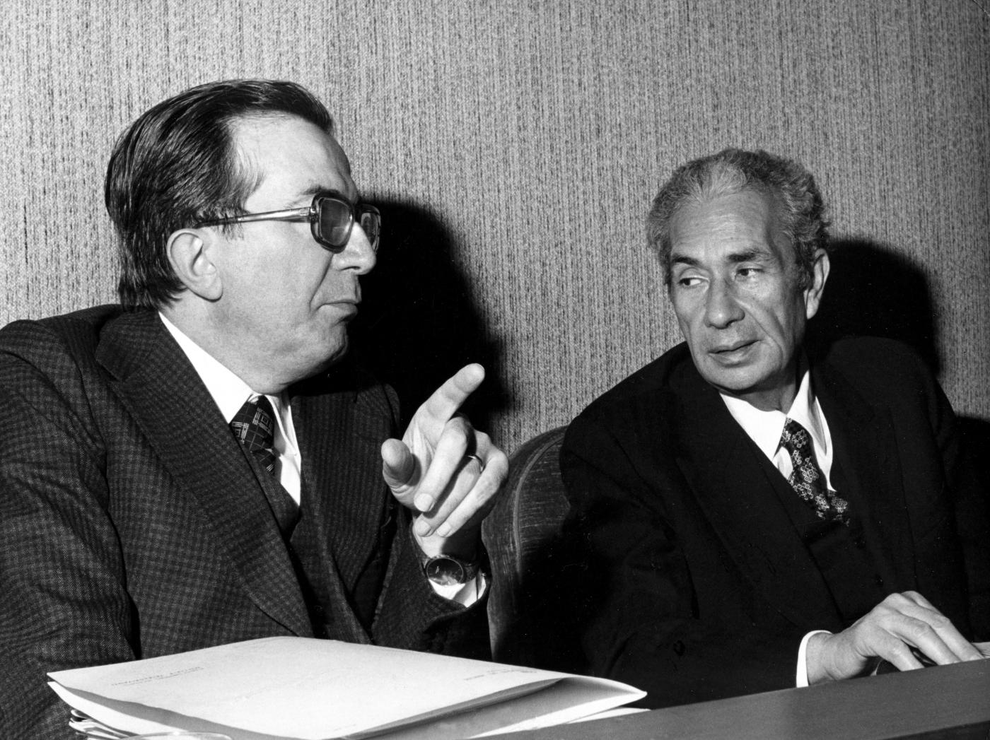 Giulio Andreotti (majtas) dhe Aldo Moro (djathtas)