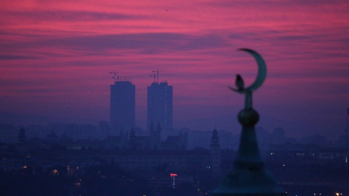 Shkrepjet në këtë shkrim janë marrë nga libri fotografik “Balkon”, të realizuara nga Orhan Pamuk nga ballkoni i apartamentit të tij në Cihangir të Stambollit.