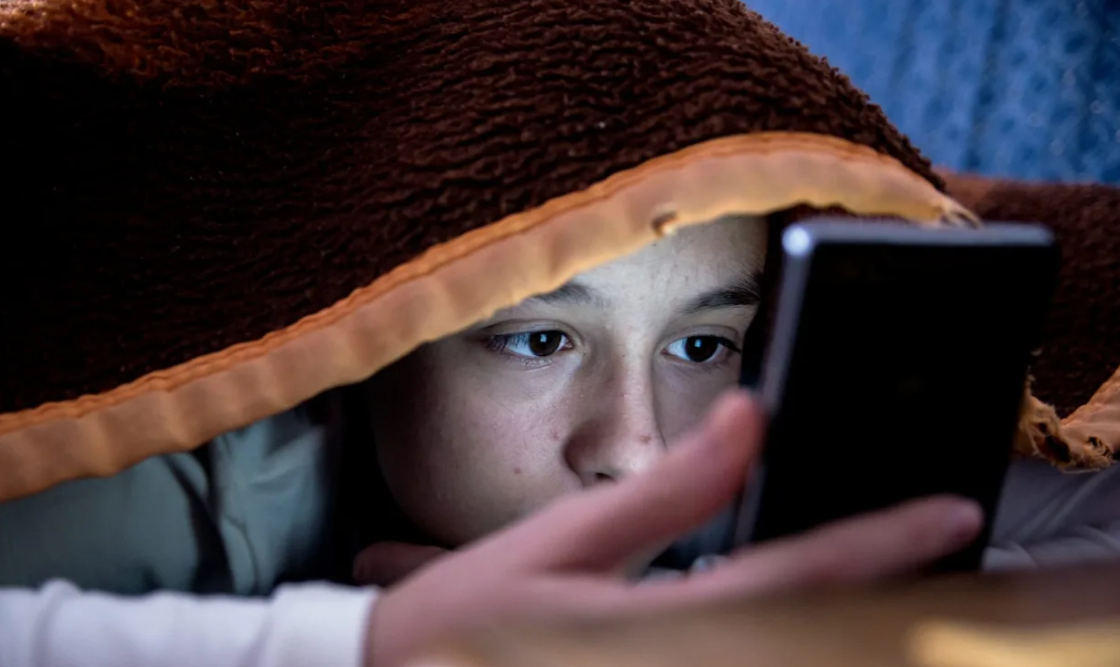 Instagrami do detyrojë adoleshentët të mos qëndrojnë