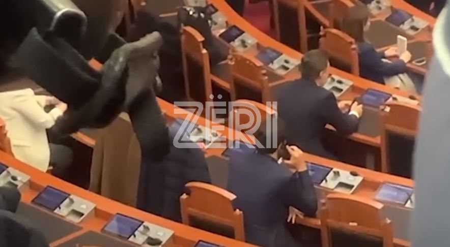 Kaos në Kuvend, Basha në telefon! Bardhi: Ndoshta flet me ndonjë